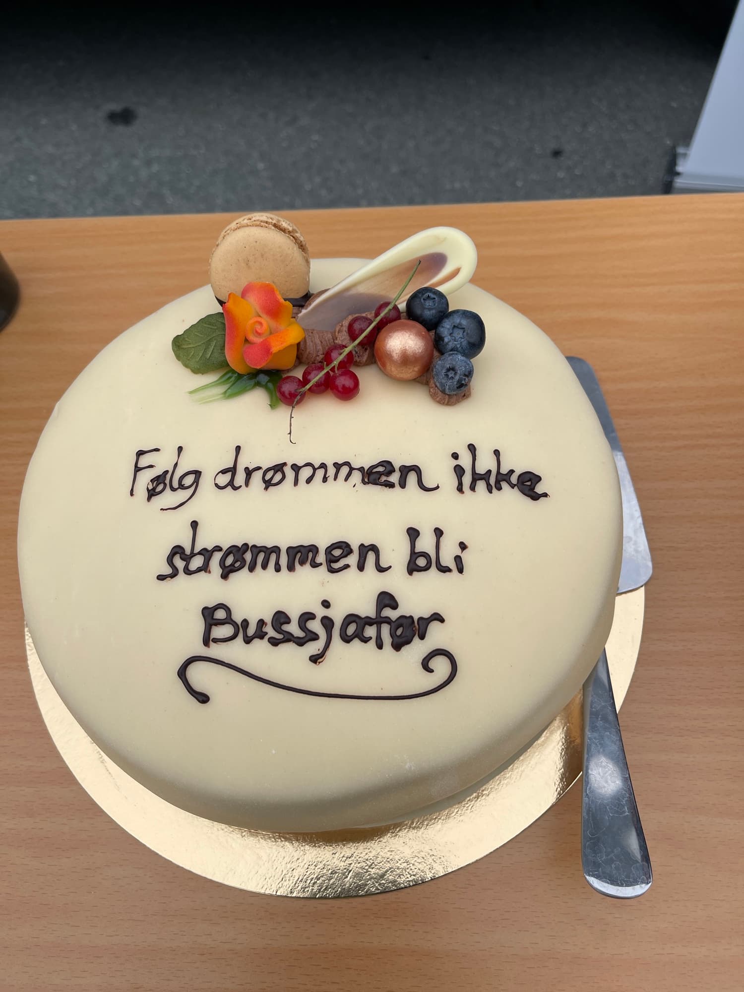 Marsipankake med sjokoladeskriften «Følg drømmen ikke strømmen – bli bussjåfør»