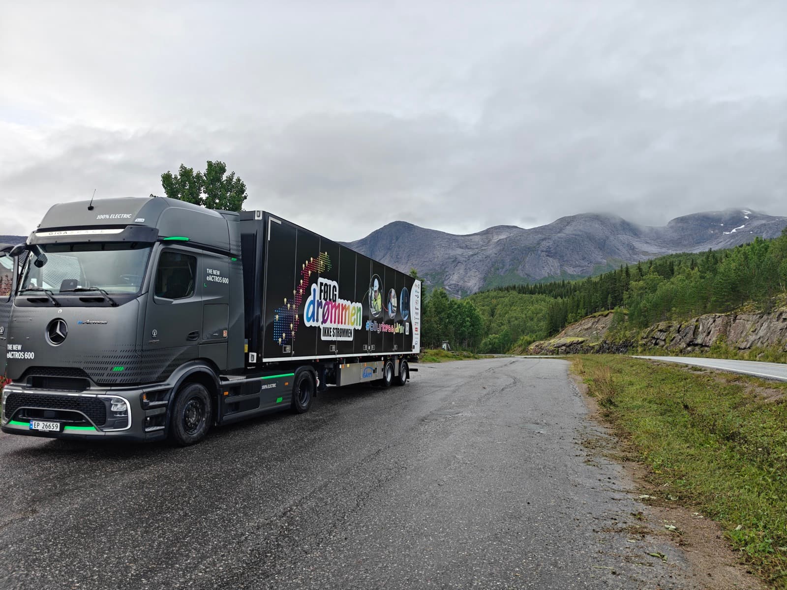 Følg drømmen-turnébilen, en helelektrisk Mercedes eACTROS 600 med kampanjedekor, på vei gjennom norsk fjellandskap